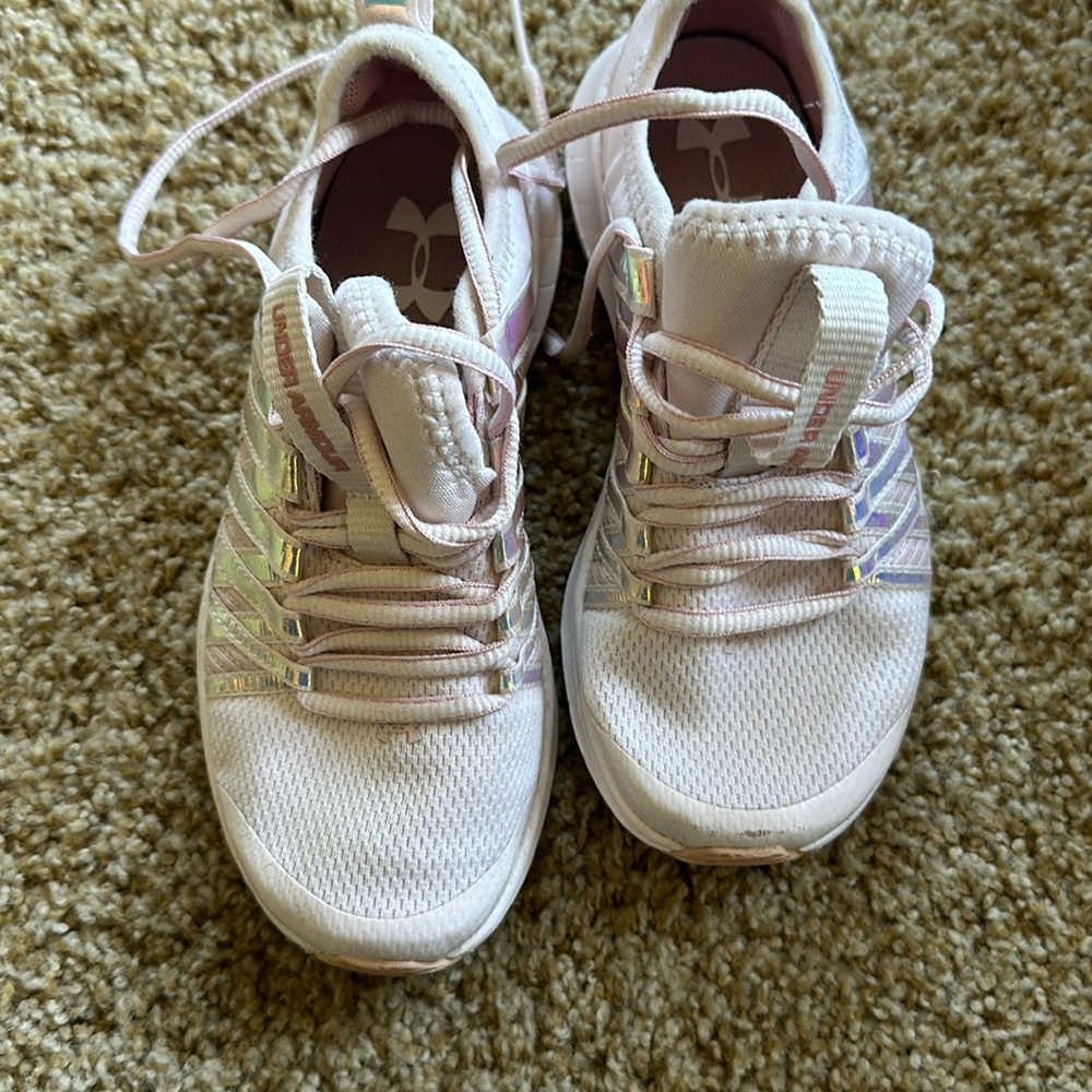 Light pink tennis shoes with laces in great condition